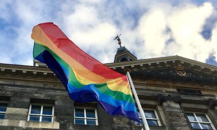 Nederland hijst de regenboogvlag