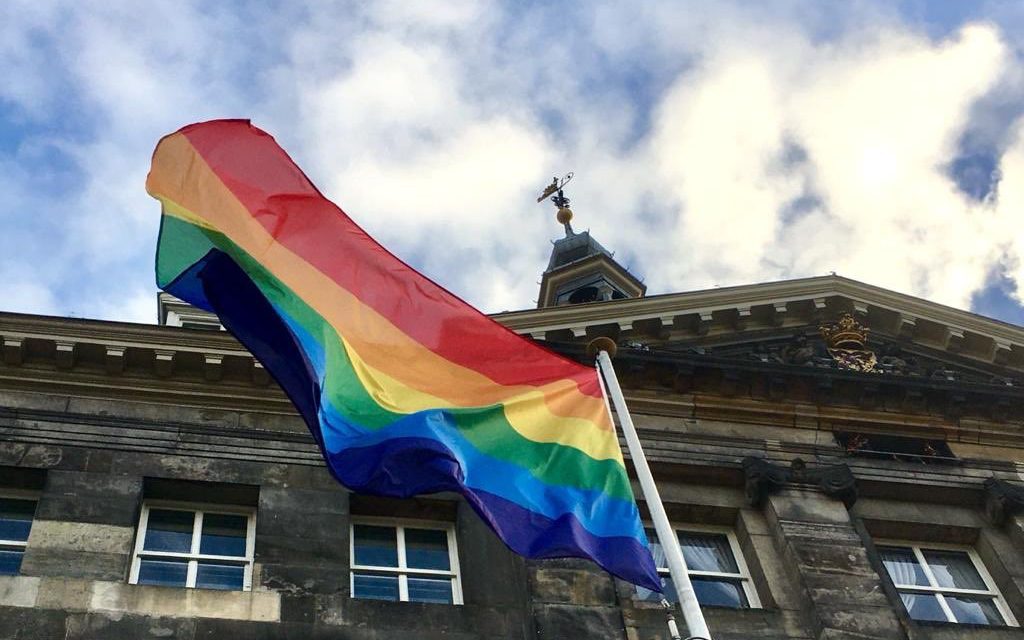 Nederland hijst de regenboogvlag
