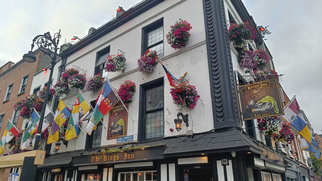 Pub in Dublin met vlaggen aan de gevel van alle regionale sportclubs